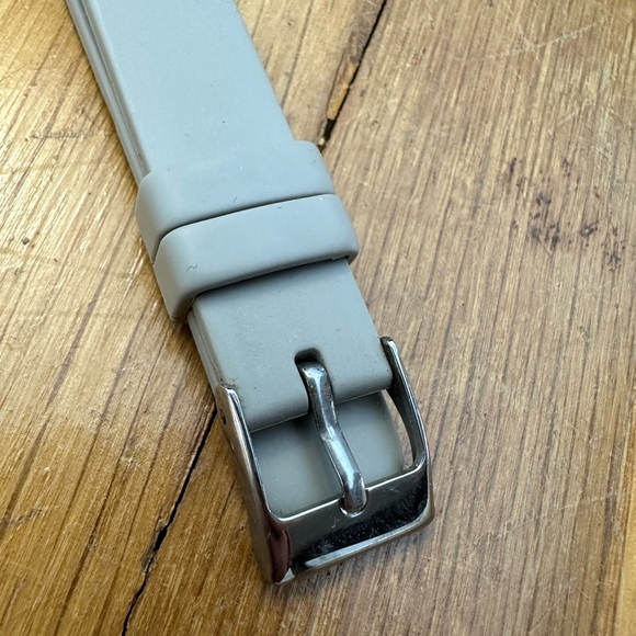*last chance!!* Fitbit Versa | Accessories Only - 2 bands, 3 screen protectors - Picture 11 of 11
